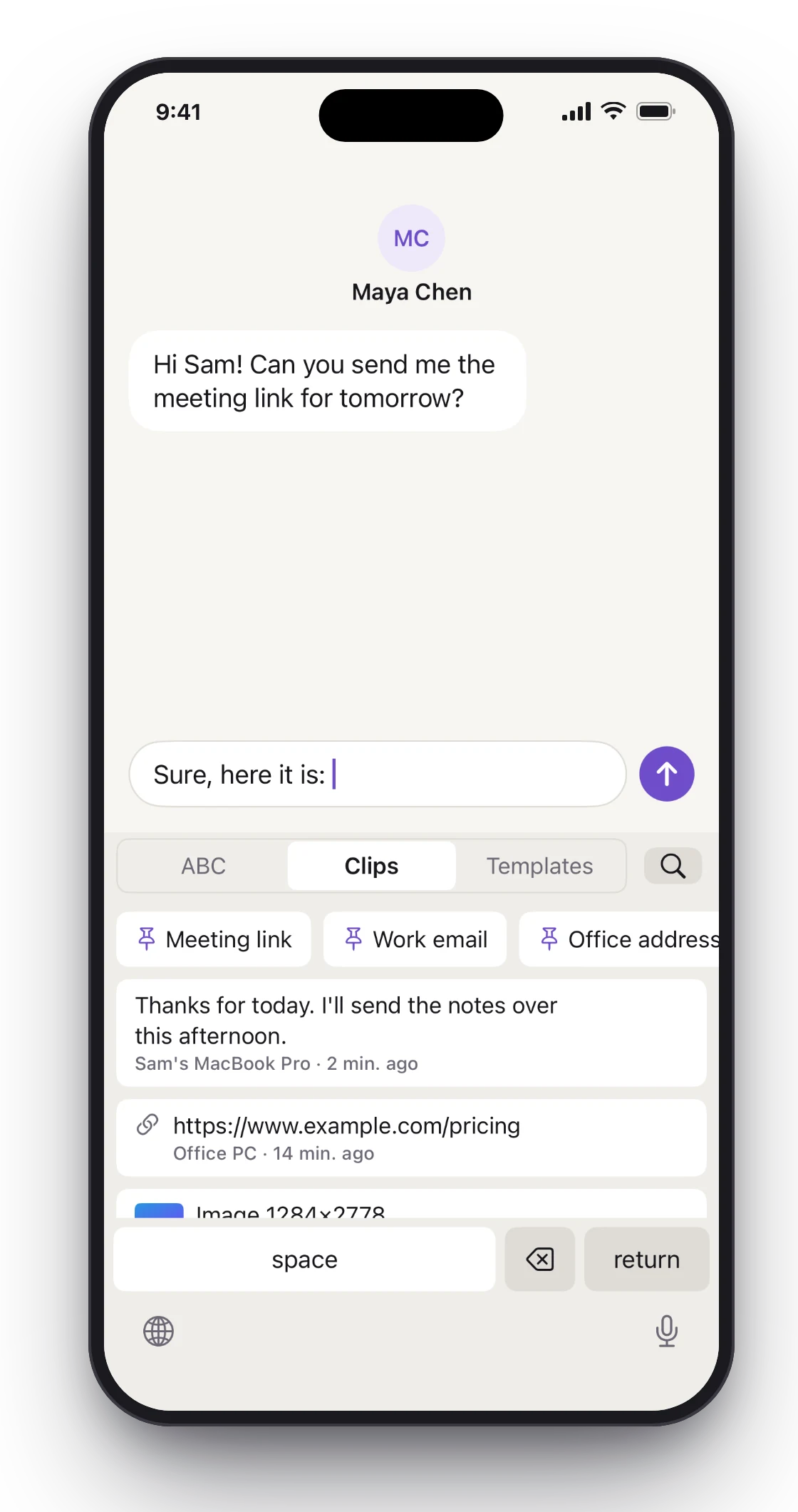 Memorafy-Tastatur auf iPhone mit gespeicherten Clips in einer Unterhaltung